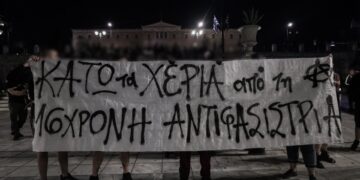Στιγμιότυπο από συγκέντρωση αλληλεγγύης στην τραυματισμένη 16χρονη, στο κέντρο της Αθήνας (φωτ.: EUROKINISSI/Κώστας Τζούμας)