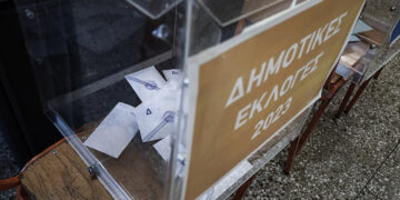 Κάλπη σε εκλογικό τμήμα του Νέου Κόσμου Αττικής (φωτ.: EUROKINISSI / Κώστας Τζούμας)