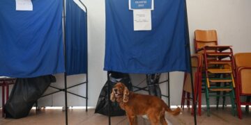 Στιγμιότυπο από τον α' γύρο των δημοτικών και περιφερειακών εκλογών σε τμήμα της Κηφισιάς, στην Αττική 
(φωτ.: Μιχάλης Καραγιάννης/EUROKINISSI)