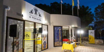 H ανακαινισμένη στέγη της Ένωσης Ποντίων Γλυφάδας στην επίσης ανακαινισμένη Πλατεία Πόντου (φωτ.: Facebook / Ένωση Ποντίων Γλυφάδας)