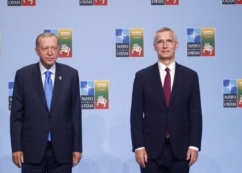 Από αριστερά, ο πρόεδρος της Τουρκίας Ρετζέπ Ταγίπ Ερντογάν και ο γενικός γραμματέας του ΝΑΤΟ Γενς Στόλτενμπεργκ, στη συνέλευση του ΝΑΤΟ στη Λιθουανία, τον περασμένο Ιούλιο (φωτ.: EPA/Toms Kalnins)