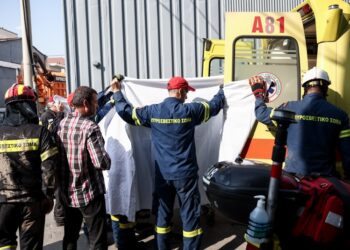 Μέλη του Πυροσβεστικού Σώματος μεταφέρουν τη σορό του άτυχου άνδρα στο ασθενοφόρο (φωτ.: EUROKINISSI/Βασίλης Ρεμπάπης)