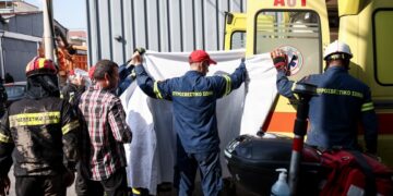 Μέλη του Πυροσβεστικού Σώματος μεταφέρουν τη σορό του άτυχου άνδρα στο ασθενοφόρο (φωτ.: EUROKINISSI/Βασίλης Ρεμπάπης)