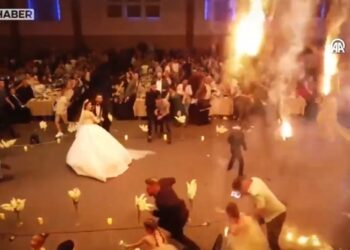 Το ζευγάρι σαστισμένο κοιτάζει τις φλόγες που πέφτουν από την οροφή, ενώ οι καλεσμένοι έχουν αρχίσει να αντιλαμβάνονται ότι κάτι δεν πάει καλά και τρέχουν στις εξόδους (φωτ.: YouTube)
