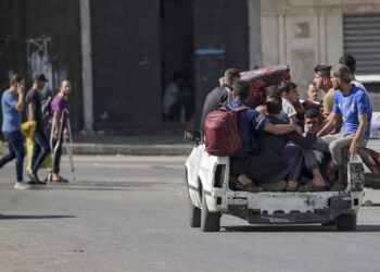Κάτοικοι των βόρειων περιοχών της Γάζας φεύγουν με κάθε μέσο από την περιοχή  (φωτ.: EPA / Mohammed Saber)