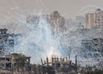 Καπνός υψώνεται πάνω από τις βόρειες περιοχές της Λωρίδας της Γάζας, κατά τη διάρκεια αεροπορικής ισραηλινής επιδρομής (φωτ. αρχείου: EPA/Hannibal Hanschke)