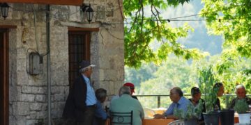 Κάτοικοι σε καφενείο χωριού στα Τρίκαλα (φωτ. αρχείου: EUROKINISSI/Θανάσης Καλλιάρας)