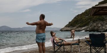 Έτοιμος για βουτιά ο κύριος της φωτογραφίας, αλλά πρώτα λίγο ζέσταμα (φωτ.: EUROKINISSI/Μιχάλης Καραγιάννης)