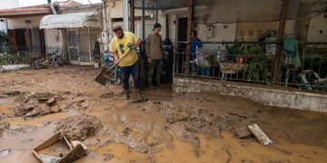 Κάτοικοι παλεύουν με τα λασπόνερα στην Αγριά Βόλου μετά το πέρασμα της κακοκαιρίας Elias (φωτ.: ΑΠΕ-ΜΠΕ / Νικόλας Χατζηπολίτης)