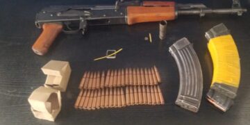 Το καλάσνικοφ με τους γεμιστήρες και τα φυσίγγια που κατασχέθηκαν από τους συλληφθέντες (φωτ.: Ελληνική Αστυνομία)