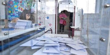 Κάλπη σε εκλογικό τμήμα της Αθήνας (φωτ.: EUROKINISSI / Τατιάνα Μπόλαρη)