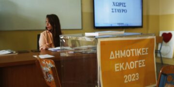 Κάλπη σε εκλογικό κέντρο της Αθήνας, στο πλαίσιο των επαναληπτικών αυτοδιοικητικών εκλογών στις περιφέρειες και τους δήμους όπου στον α' γύρο κανένας συνδυασμός δεν συγκέντρωσε πλειοψηφία με ποσοστό μεγαλύτερο του 43% (φωτ.: ΑΠΕ-ΜΠΕ/Αλέξανδρος Βλάχος)