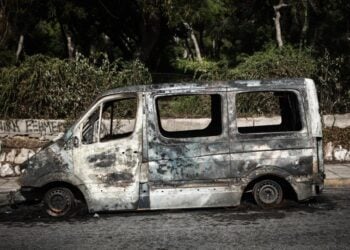Ένα σταθμευμένο σχολικό λεωφορείο κάηκε ολοσχερώς κατά τη διάρκεια των χθεσινών επεισοδίων (φωτ.: EUROKINISSI/Βασίλης Ρεμπάπης)