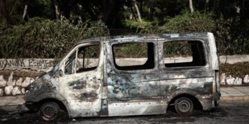 Ένα σταθμευμένο σχολικό λεωφορείο κάηκε ολοσχερώς κατά τη διάρκεια των χθεσινών επεισοδίων (φωτ.: EUROKINISSI/Βασίλης Ρεμπάπης)