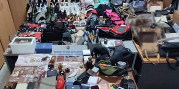 Τα κατασχεθέντα κλοπιμαία αλλά και τα διαρρηκτικά εργαλεία που χρησιμοποιούσαν τα μέλη της σπείρας (φωτ.: Ελληνική Αστυνομία)