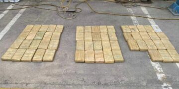 Πακέτα με κοκαΐνη όπως εντοπίστηκαν στα εμπορευματοκιβώτια (φωτ.: Ελληνική Αστυνομία)