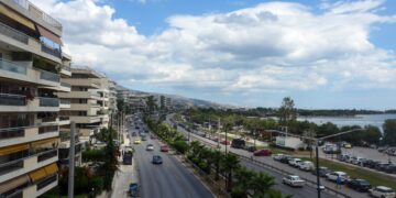 Η λεωφόρος Ποσειδώνος θα παραμείνει κλειστή, και στα δύο ρεύματα κυκλοφορίας, τουλάχιστον για δύο ώρες (φωτ.: EUROKINISSI/Γιάννης Παναγόπουλος)