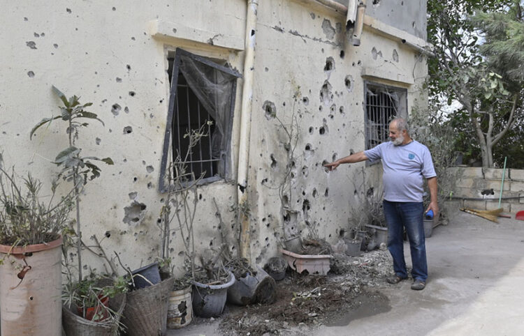 Σημάδια σε τοίχο από τα ισραηλινά χτυπήματα στα προάστια χωριού του Λιβάνου που βρίσκεται κοντά στα σύνορα (φωτ.: EPA / Wael Hamzeh)