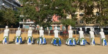 Στεφάνια στις προτομές των Μακεδονομάχων, στη νεοσύστατη ομώνυμη πλατεία, στο κέντρο της Θεσσαλονίκης (φωτ.: Νικολίνα Κουρκουρίκη)