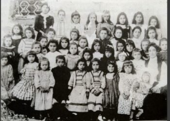 Μαθήτριες στο ελληνικό σχολείο της Φάτσας (φωτ.: «Η Έξοδος», τόμος ΙΑ’, «Μαρτυρίες από τον Δυτικό παράλιο Πόντο και την Παφλαγονία»)