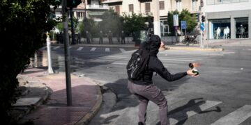 Νεαρός πετάει βόμβα μολότοφ κατά αστυνομικών στην Αθήνα (φωτ. αρχείου: EUROKINISSI/Βασίλης Ρεμπάπης)