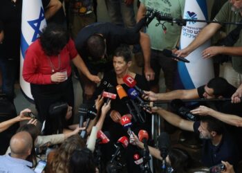 Στιγμιότυπο από τη συνέντευξη Τύπου που έδωσε για τις συνθήκες κράτησής της η Γιοτσεβέντ Λίφσιτς (κέντρο) (φωτ.: EPA/Abir Sultan)