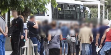 Στιγμιότυπο από την προσαγωγή των 87 συλληφθέντων στον εισαγγελέα (φωτ.: EUROKINISSI/Κώστας Τζούμας)