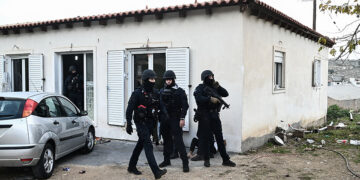 Μέλη των ΟΠΚΕ σε παλαιότερη επιχείρηση στα Νεόκτιστα Ασπροπύργου (φωτ.: EUROKINISSI / Μιχάλης Καραγιάννης)