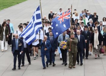 Παρέλαση από το ελληνικό παράρτημα του RSL και μέλη της ελληνικής κοινότητας της Μελβούρνης  (φωτ.: neoskosmos.com/Κωνσταντίνος Ντεβές)