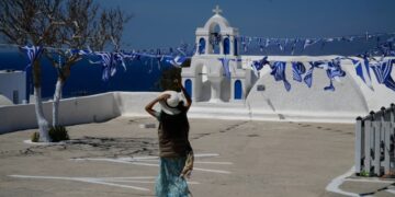 Αυλόγυρος εκκλησίας στη Σαντορίνη (φωτ.: EUROKINISSI/Γιώργος Κονταρίνης)