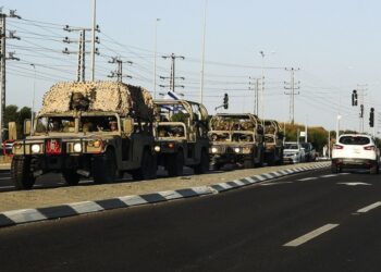 Ισραηλινοί στρατιώτες στην πόλη Σντερότ, στο νότιο Ισραήλ αναμένουν οδηγίες για να εισέλθουν στη Λωρίδα της Γάζας (φωτ.: EPA/Manuel De Almeida)