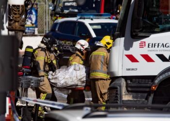Πυροσβέστες μεταφέρουν μία σορό έξω από το κέντρο διασκέδασης στη Μούρθια (φωτ.: EPA/Marcial Guillen)