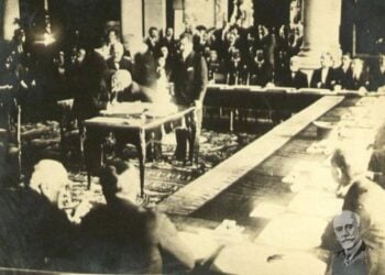 Ο Ελευθέριος Βενιζέλος υπογράφει τη Συνθήκη των Σεβρών (πηγή: Εθνικό Ίδρυμα Ερευνών και Μελετών «Ελευθέριος Κ. Βενιζέλος»)