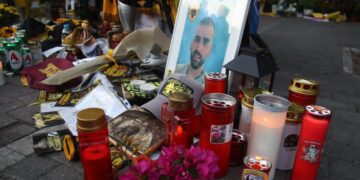 Λουλούδια και αναμνηστικά σε αυτοσχέδιο βωμό στο σημείο όπου δολοφονήθηκε ο Μιχάλης Κατσουρής (φωτ.: EUROKINISSI / Μάρκος Χουζούρης)