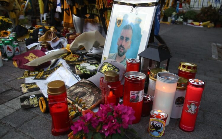 Λουλούδια και αναμνηστικά σε αυτοσχέδιο βωμό στο σημείο όπου δολοφονήθηκε ο Μιχάλης Κατσουρής (φωτ.: EUROKINISSI / Μάρκος Χουζούρης)