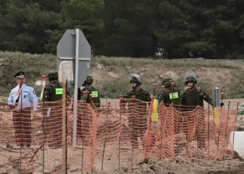 Αστυνομικοί και μέλη του Τάγματος Εκκαθάρισης Ναρκοπεδίων Ξηράς (φωτ.: EUROKINISSI / Μιχάλης Καραγιάννης)