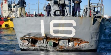 Ρήγμα στην πρύμνη του ιστορικού αντιτορπιλικού «Βέλος» μετά από χτύπημα στην παραλία λόγω των θυελλωδών ανέμων που έπνεαν στο Θερμαϊκό (φωτ.: Eurokinissi/Κωνσταντίνος Τζακιτσής)