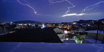 Κεραυνός στον νυχτερινό ουρανό πάνω από την πόλη του Ναυπλίου κατά τη διάρκεια της κακοκαιρίας Oliver, Σάββατο 25 Νοεμβρίου 2023 (φωτ.: ΑΠΕ-ΜΠΕ/Ευάγγελος Μπουγιώτης)