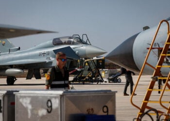 Γερμανικά Eurofighter κατά τη διάρκεια ΝΑΤΟϊκής άσκησης (φωτ.: EPA / Giuseppe Lami)