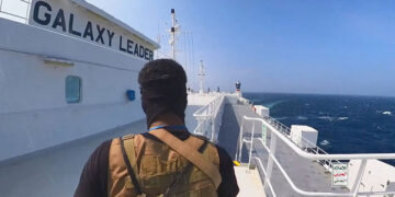 Αντάρτης Χούθι πάνω στο φορτηγό πλοίο «Galaxy Leader» στην Ερυθρά Θάλασσα (φωτ.: EPA / Houthis Media Center)