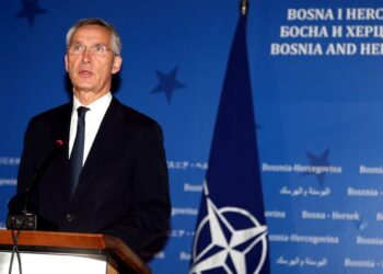 Ο γ.γ. του NATO Γενς Στόλτενμπεργκ, σήμερα, στο Σαράγεβο (φωτ.: EPA/FEHIM DEMIR)