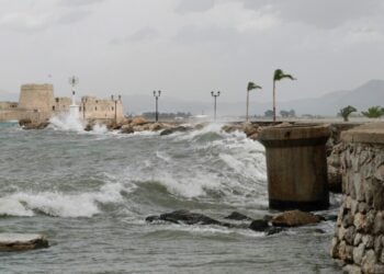 Μεγάλα κύματα χτυπούν τις ακτές (φωτ. αρχείου: ΑΠΕ-ΜΠΕ / Ευάγγελος Μπουγιώτης)
