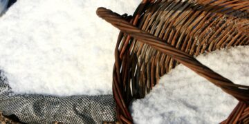 Mάζεμα αλατιού από τα βράχια στα Κύθηρα (φωτ. αρχείου: ΑΠΕ-ΜΠΕ/Αναστάσιος Βενάρδος/STR)