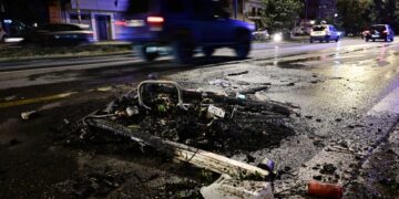 Το οδόστρωμα στη Λ. Μεσογείων μετά τη διαμαρτυρία Ρομά για το θάνατο του 17χρονου στη Βοιωτία (φωτ.: Eurokinissi/Μιχάλης Καραγιάννης)