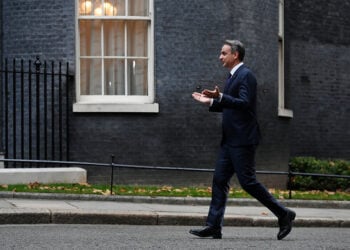 Ο Κυριάκος Μητσοτάκης έξω από το 10 της Ντάουνινγκ Στριτ, το 2021 (φωτ.: EPA / Andy Rain)