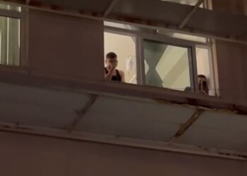Ο Χρήστος Κυνηγόπουλος ακούει από το δωμάτιο του νοσοκομείου Αλεξανδρούπολης όπου νοσηλεύεται εμφανώς συγκινημένος τους συμπαίκτες του να του τραγουδούν για τα γενέθλιά του (φωτ.: facebook.com/Πόντος Θρυλορίου)