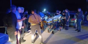 Διασώστες μεταφέρουν τους χειριστές του αεροσκάφους στο ασθενοφόρο (φωτ.: flashnews.gr)