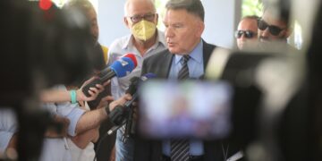 Ο Αλέξης Κούγιας ενώ κάνει δηλώσεις σε δημοσιογράφους (φωτ.: EUROKINISSI/Ραφαήλ Γεωργιάδης)
