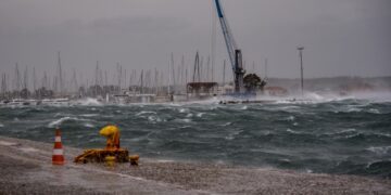 Θυελλώδεις άνεμοι στη διάρκεια παλιότερης κακοκαιρίας στην Πρέβεζα (φωτ.: EUROKINISSI/Γιώργος Ευσταθίου)