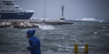 Οι θυελλώδεις άνεμοι κρατούν δεμένα τα καράβια στο λιμάνι της Ραφήνας (φωτ.: EUROKINISSI/Θανάσης Δημόπουλος)